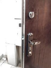 Фото 5: Замена дверного замка в железной двери.